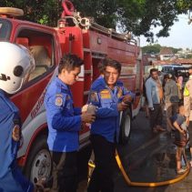Polsek Singkil menunjukkan respons cepat saat terjadi kebakaran rumah di Kelurahan Singkil, Kecamatan Singkil, pada hari Senin sore.