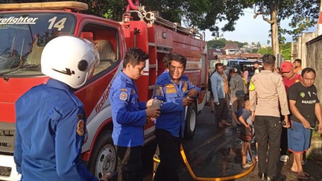 Polsek Singkil menunjukkan respons cepat saat terjadi kebakaran rumah di Kelurahan Singkil, Kecamatan Singkil, pada hari Senin sore.