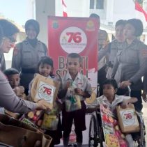 Polsek Wori melaksanakan pengamanan yang cermat dalam rangka kegiatan bakti sosial memperingati Hari Jadi Polwan ke-76.