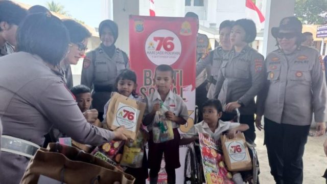 Polsek Wori melaksanakan pengamanan yang cermat dalam rangka kegiatan bakti sosial memperingati Hari Jadi Polwan ke-76.