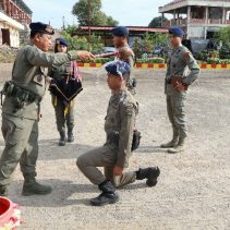 Kapolda Sulawesi Utara Irjen Pol Yudhiawan menutup pelatihan kemampuan Brimob dan tradisi pembaretan Bintara dan Tamtama Remaja tahun 2024, di Mako Brimob Batalyon C Pelopor, Sat Brimob Polda Sulut, Rabu (18/9/2024).