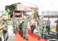 Danlanud Sam Ratulangi Marsma TNI Ramot C.P.Sinaga, S.E., M.Han., mengantar keberangkatan Kasad Jenderal TNI Maruli Simanjuntak, M.Sc., di VIP Room Pemda Sulawesi Utara, Manado. Sabtu (14/9/2024).
