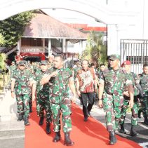 Danlanud Sam Ratulangi Marsma TNI Ramot C.P.Sinaga, S.E., M.Han., mengantar keberangkatan Kasad Jenderal TNI Maruli Simanjuntak, M.Sc., di VIP Room Pemda Sulawesi Utara, Manado. Sabtu (14/9/2024).