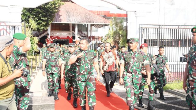 Danlanud Sam Ratulangi Marsma TNI Ramot C.P.Sinaga, S.E., M.Han., mengantar keberangkatan Kasad Jenderal TNI Maruli Simanjuntak, M.Sc., di VIP Room Pemda Sulawesi Utara, Manado. Sabtu (14/9/2024).
