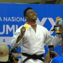 Judoka Brimob, Bharaka I Kadek Pasek Karisna dalam babak final berhasil meraih Medali Emas usai mengalahkan Judoka asal Bali pada pertandingan kelas 90 kg putra pada Pekan Olahraga Nasional (PON) XXI Aceh-Sumut 2024 di GOR Universitas Syiah Kuala, Banda Aceh, Aceh, Rabu(11/9/2024).