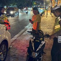Satuan Lalu Lintas Polresta Manado telah melaksanakan kegiatan razia kepolisian di Jalan Piere Tendean sebagai bagian dari upaya mereka untuk menjaga ketertiban lalu lintas di wilayah tersebut, sabtu (31/08/24)