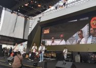 HUT, Kapolri Jenderal Pol. Listyo Sigit Prabowo dan Panglima TNI Jenderal Agus Subiyanto kompak bernyanyi bersama di perhelatan Pesta Rakyat HUT ke-79 TNI di Monas, Jakarta Pusat, Minggu (22/9/24).