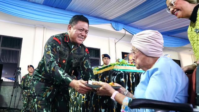 Syukuran Peringatan Hari Ulang Tahun (HUT) Ke-65 Pelopor mengusung tema “Dengan Skill, Spirit Dan Stamina Pelopor Kami Siap Melakukan Yang Terbaik Untuk NKRI Guna Menyongsong Indonesia Emas 2045” yang berlangsung di Mako Pasukan Pelopor Korbrimob Polri Kelapadua, Cimanggis, Kota Depok. Sabtu (14/9/2024).