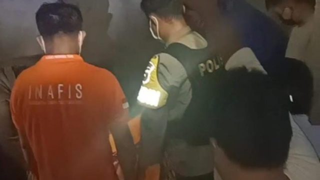 Polsek Pineleng bergerak cepat mengamankan Tempat Kejadian Perkara (TKP) penemuan mayat seorang pria di Desa Koha Timur Jaga IV, Kecamatan Mandolang, Kabupaten Minahasa.