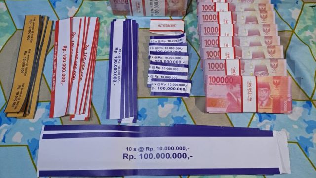 Bareskrim Polri melakukan penggerebekan sebuah rumah produksi uang palsu di dua lokasi wilayah Bekasi, Jawa Barat (Jabar).