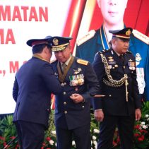 Pemberian Tanda Kehormatan BBU Wujud Komitmen Kokohnya Sinergisitas TNI-Polri 