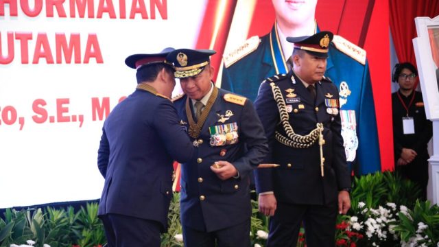 Pemberian Tanda Kehormatan BBU Wujud Komitmen Kokohnya Sinergisitas TNI-Polri 