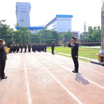 Inspektur Pengawasan Umum (Irwasum) Polri Komjen Pol Ahmad Dofiri menjadi Inspektur Upacara Peringatan Hari Sumpah Pemuda ke-96 di Lapangan Bhayangkara Mabes Polri, Senin (28/10/2024).