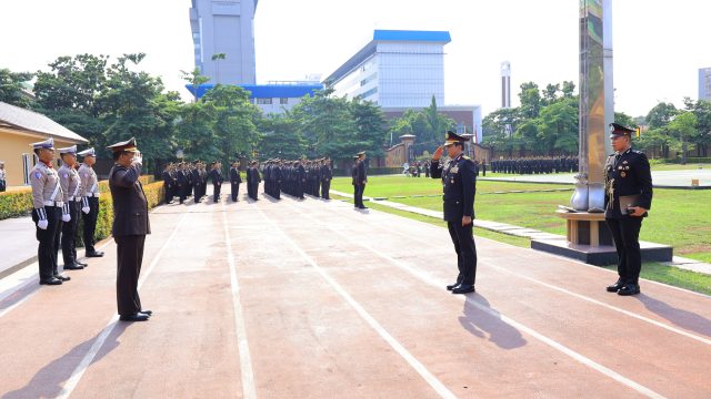 Inspektur Pengawasan Umum (Irwasum) Polri Komjen Pol Ahmad Dofiri menjadi Inspektur Upacara Peringatan Hari Sumpah Pemuda ke-96 di Lapangan Bhayangkara Mabes Polri, Senin (28/10/2024).
