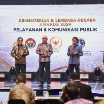 Kapolri Jenderal Polisi Drs. Listyo Sigit Prabowo menerima penghargaan Kementerian dan Lembaga Negara Award 2024 yang diselenggarakan Oleh Inews.