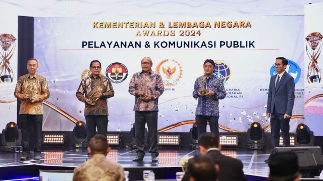 Kapolri Jenderal Polisi Drs. Listyo Sigit Prabowo menerima penghargaan Kementerian dan Lembaga Negara Award 2024 yang diselenggarakan Oleh Inews.