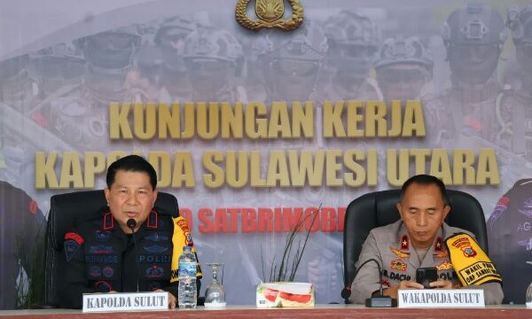 Kapolda Sulawesi Utara Irjen Pol Roycke Harry Langie didampingi Wakapolda Brigjen Pol Bahagia Dachi dan PJU mengunjungi Markas Komando Satuan Brimob Polda Sulut, Paniki Manado, Senin (21/10/2024).