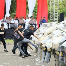 Latihan Dalmas gabungan TNI-Polri ini disaksikan langsung Kapolda Sulut Irjen Pol Roycke Harry Langie bersama Pangdam XIII/Merdeka Candra Wijaya, Wakapolda Brigjen Pol Bahagia Dachi, serta para pejabat TNI dan Polri.