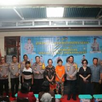 Kapolda Sulawesi Utara Irjen Pol Roycke Harry Langie bersama sejumlah PJU Polda dan Bintara Remaja (Baja) Polri angkatan 51/55 tahun 2024 melaksanakan bakti sosial (Baksos) di Panti Werdha Damai Ranomuut, Dendengan Dalam, Kecamatan Paal Dua, Manado, Selasa (15/10/2024).