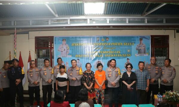 Kapolda Sulawesi Utara Irjen Pol Roycke Harry Langie bersama sejumlah PJU Polda dan Bintara Remaja (Baja) Polri angkatan 51/55 tahun 2024 melaksanakan bakti sosial (Baksos) di Panti Werdha Damai Ranomuut, Dendengan Dalam, Kecamatan Paal Dua, Manado, Selasa (15/10/2024).