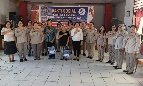 PNS Polda Sulawesi Utara dan jajaran yang tergabung dalam Korpri Polri Polda Sulut melaksanakan bakti sosial dan bakti kesehatan di Panti Sosial Senja Cerah Manado, Rabu (6/11/2024).