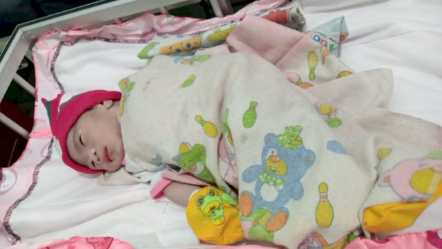 Polisi dan Bidan bantu Ibu Hamil melahirkan di Tengah pengungsian Gunung Lewotobi.