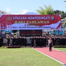 Polda Sulawesi Utara (Sulut) melaksanakan upacara memperingati Hari Pahlawan Tahun 2024, Minggu (10/11) pagi, di Lapangan Presisi Mapolda Sulut, Jalan Bethesda, Kota Manado.