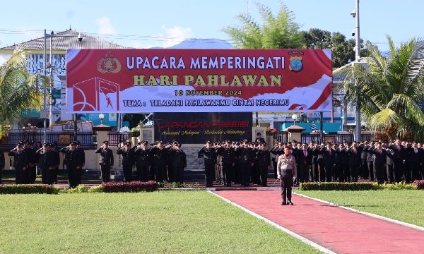 Polda Sulawesi Utara (Sulut) melaksanakan upacara memperingati Hari Pahlawan Tahun 2024, Minggu (10/11) pagi, di Lapangan Presisi Mapolda Sulut, Jalan Bethesda, Kota Manado.