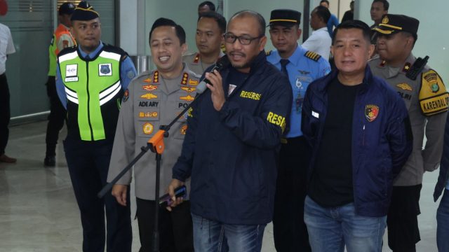 2 Pelaku Kasus Judi Online Libatkan Pegawai Komdigi Tiba di Bandara Soetta.Polisi Kembali menangkap dua orang yang terlibat dalam kasus perjudian online di Kementerian Komunikasi dan Digital (Kemkomdigi).