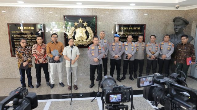 Menhut (Menteri Kehutanan) Raja Juli Antoni bertemu Kapolri Jenderal Listyo Sigit Prabowo di Mabes Polri, Senin (4/11/2024).