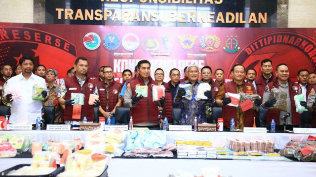 Berbagai macam jenis narkotika dan obat-obatan terlarang yang jumlahnya fantastis dirilis oleh Bareskrim Polri, Jumat (1/11/2024).