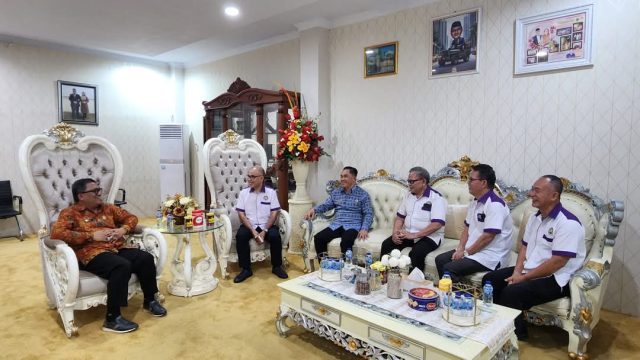Pengurus Dewan Pimpinan Wilayah (DPW) Majelis Umat Kristen Indonesia (MUKI) Sulut yang di Ketuai Pnt. Dr. Ir Dwight Mooddy Rondonuwu ST.MT diterima Kakanwil Agama Cand. Dr.Drs. H Ulyas Taha, MPd, di ruang kerja Kakanwil, Rabu (11/12/2024).