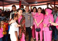 Ketua Umum Bhayangkari Pusat, Juliati Sigit Prabowo, merayakan Natal bersama para korban erupsi Gunung Lewotobi di Desa Kobasoma, Kecamatan Titehena, Kabupaten Flores Timur, Nusa Tenggara Timur (NTT), Sabtu (28/12/2024).