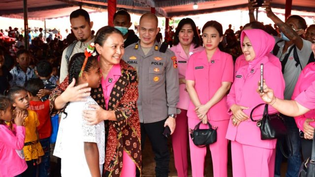 Ketua Umum Bhayangkari Pusat, Juliati Sigit Prabowo, merayakan Natal bersama para korban erupsi Gunung Lewotobi di Desa Kobasoma, Kecamatan Titehena, Kabupaten Flores Timur, Nusa Tenggara Timur (NTT), Sabtu (28/12/2024).