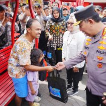 Kapolri Jenderal Polisi Drs. Listyo Sigit Prabowo melakukan peninjauan arus lalu lintas libur Natal dan tahun baru (Nataru) di KM 57, Karawang, Jawa Barat.