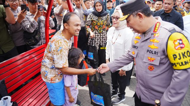Kapolri Jenderal Polisi Drs. Listyo Sigit Prabowo melakukan peninjauan arus lalu lintas libur Natal dan tahun baru (Nataru) di KM 57, Karawang, Jawa Barat.