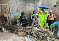 Banjir Bandang Terjang Sukabumi, Polri Evakuasi Ibu dan Bayi dari Gang Sempit