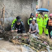 Banjir Bandang Terjang Sukabumi, Polri Evakuasi Ibu dan Bayi dari Gang Sempit