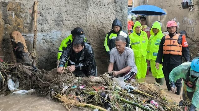 Banjir Bandang Terjang Sukabumi, Polri Evakuasi Ibu dan Bayi dari Gang Sempit