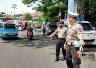 Personel Satuan Lalu Lintas (Satlantas) Polresta Manado turun ke jalan mengatur arus lalu lintas di sejumlah titik rawan kemacetan di wilayah Kota Manado, Sabtu (28/12/2024).