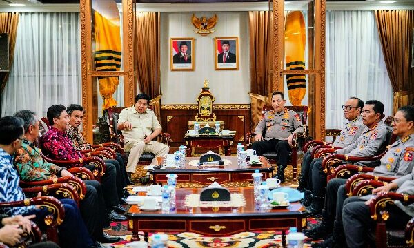 Kapolri Jenderal Polisi Listyo Sigit Prabowo menerima kunjungan Menteri Perumahan dan Kawasan Permukiman RI Maruarar Sirait, beserta jajaran di Markas Besar Kepolisian Republik Indonesia (Mabes Polri) pada Jumat (10/1).