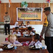 Polres Kotamobagu Bagikan Sarapan Bergizi