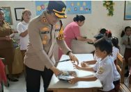 Polres Bitung Polda Sulawesi Utara melaksanakan program makan siang bergizi gratis di Sekolah Dasar Katolik Stefanus Aertembaga Bitung, Senin (20/1/2025)