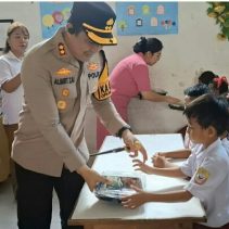 Polres Bitung Polda Sulawesi Utara melaksanakan program makan siang bergizi gratis di Sekolah Dasar Katolik Stefanus Aertembaga Bitung, Senin (20/1/2025)