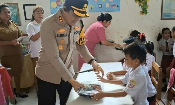 Polres Bitung Polda Sulawesi Utara melaksanakan program makan siang bergizi gratis di Sekolah Dasar Katolik Stefanus Aertembaga Bitung, Senin (20/1/2025)