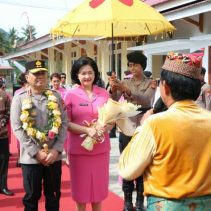 Kapolda Sulut Irjen Pol Roycke Harry Langie disambut Kapolres Bolaang Mongondow (Bolmong) AKBP Lido R. Antoro dan jajaran di Mapolres Bolmong, Kamis (23/1/2025).