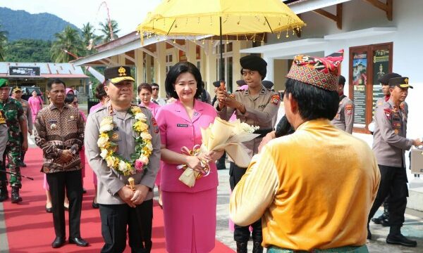Kapolda Sulut Irjen Pol Roycke Harry Langie disambut Kapolres Bolaang Mongondow (Bolmong) AKBP Lido R. Antoro dan jajaran di Mapolres Bolmong, Kamis (23/1/2025).