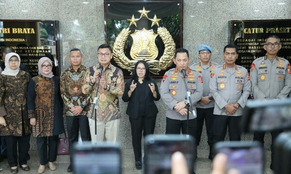 Kapolri Jenderal Polisi Drs. Listyo Sigit Prabowo menerima kunjungan Kepala Badan Pengawasan Obat dan Makanan (BPOM) Taruna Ikrar di Rupatama Mabes Polri, Jakarta Selatan.