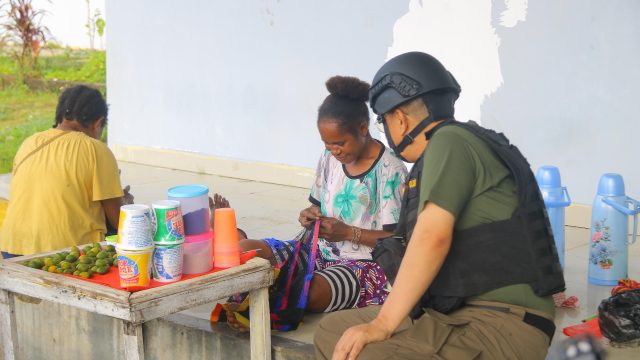 Ops Damai Cartenz melalui Kasatgas Humas Kombes Pol Yusuf Sutejo, menyapa masyarakat Yalimo di Bandara Elelim pada Jum'at pagi (24/1/2025) untuk menciptakan suasana penuh kehangatan dan keakraban.