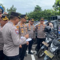 Kapolres Minsel cek Kondisi senpi dan ranmor dinas jajaran dalam apel pengecekanJumat (17/1/2025), di Lapangan Hitam Polres Minahasa Selatan.